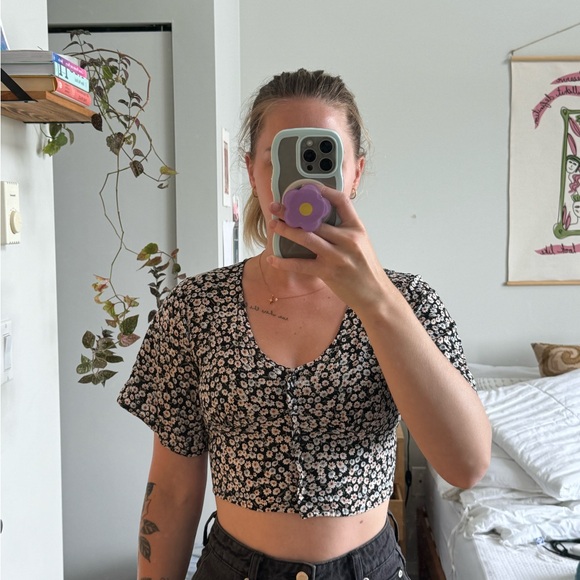 24Colours Cropped Floral Top - Picture 1 of 3